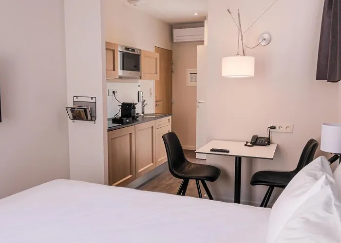 Five Centre Apartment *