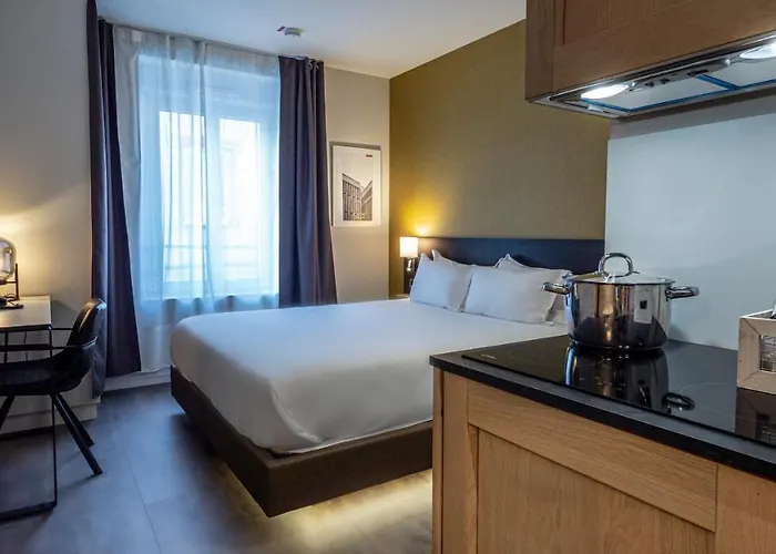 Five Centre Apartment *