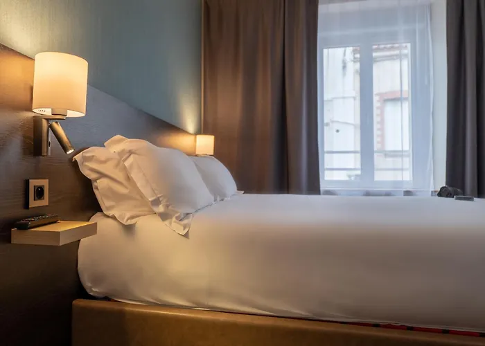 Five Centre Apartment *