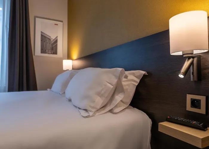 Five Centre Apartment *